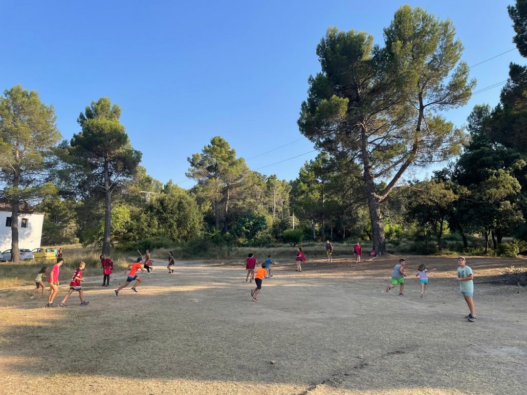 Un grup de xiquets i xiquetes juga en el campament dels Centres Júniors Sagrada Família de Torrent (Zona Camí l'Horta), Sant Francesc d'Assís de Mislata (Zona Llit del Túria) i Sedaví (Zona Camí l'Horta) d'aquest estiu.